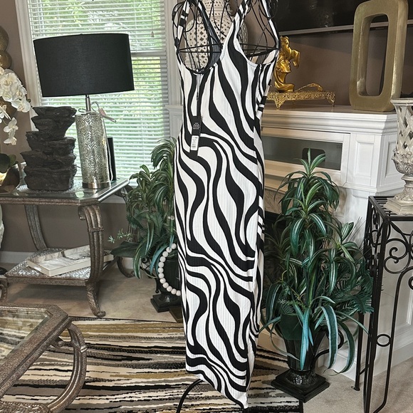 🔥🔥🔥 Fashion Nova Monochrome Wave Midi Dress - Picture 2 of 3
